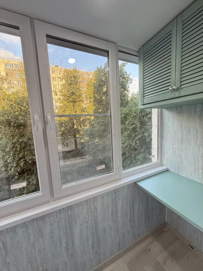 Стеновой ламинат серо-голубой, навесной шкафчик мятного цвета с жалюзи: фото 4 — Стеновой ламинат серо-голубой